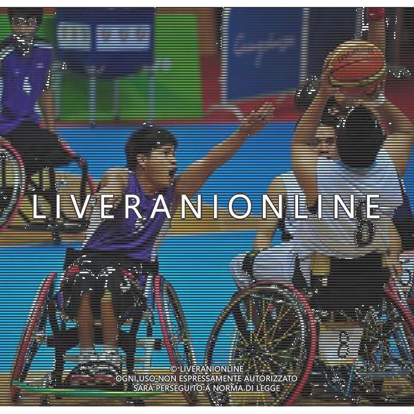 (101213) -- GUANGZHOU, Dec. 13, 2010 () -- Montree Kumpol (L) of Thailand tries to block Freday Tan Yei Bing of Malaysia during the preliminary pool A match of men\'s wheelchair basketball competition at the Guangzhou 2010 Asian Para Games in Guangzhou, south China\'s Guangdong Province, on Dec. 13, 2010. Thailand won 71-37. (/Hao Tongqian) AG. ALDO LIVERANI SAS ITALY ONLY