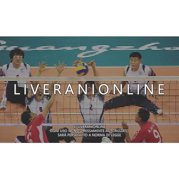(101213) -- GUANGZHOU, Dec. 13, 2010 () -- Kim Sung Hoon (C) of South Korea competes during the preliminary pool B match of men\'s volleyball (sitting) against Myanmar at the Guangzhou 2010 Asian Para Games in Guangzhou, south China\'s Guangdong Province, on Dec. 13, 2010. South Korea won 3-0. (/Jiang Hongjing) AG. ALDO LIVERANI SAS ITALY ONLY