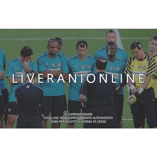 FIFA Club World Cup UAE 2010 Allenamento Abu Dhabi (Emirati Arabi) Army Pitch Stadium - 17.12.2010 Allenamento Nella Foto: Benitez parla al gruppo /Ph.Vitez-Ag. Aldo Liverani