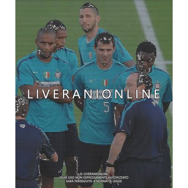 FIFA Club World Cup UAE 2010 Allenamento Abu Dhabi (Emirati Arabi) Army Pitch Stadium - 17.12.2010 Allenamento Nella Foto:stankovic-maicon-materazzi e muntari ascoltano benitez /Ph.Vitez-Ag. Aldo Liverani