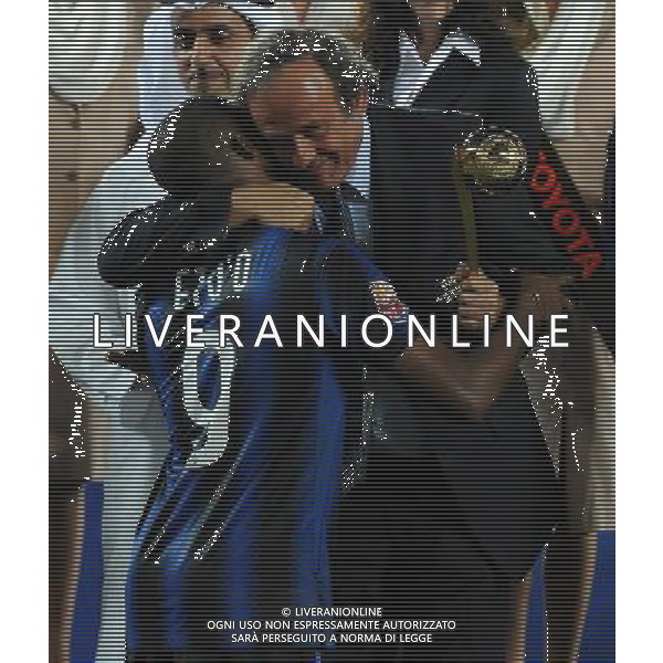 FIFA Club World Cup UAE 2010 Finale 1Á-2Á Posto Abu Dhabi (Emirati Arabi) Zayed Sports City - 18.12.2010 TP Mazembe Englebert-FC Inter Nella Foto:michel platini premia samuel eto\'o miglior giocatore /Ph.Vitez-Ag. Aldo Liverani