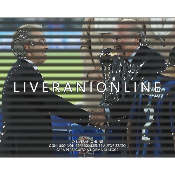 FIFA Club World Cup UAE 2010 Finale 1Á-2Á Posto Abu Dhabi (Emirati Arabi) Zayed Sports City - 18.12.2010 TP Mazembe Englebert-FC Inter Nella Foto:joseph blatter premia moratti /Ph.Vitez-Ag. Aldo Liverani