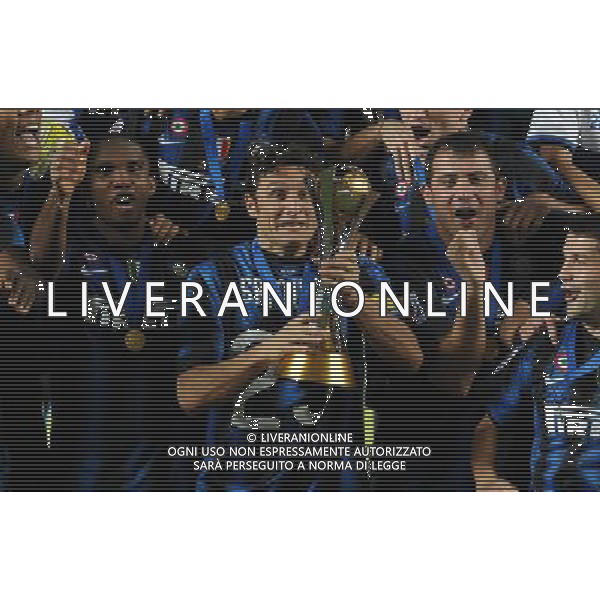 FIFA Club World Cup UAE 2010 Finale 1Á-2Á Posto Abu Dhabi (Emirati Arabi) Zayed Sports City - 18.12.2010 TP Mazembe Englebert-FC Inter Nella Foto:javier zanetti alza la coppa intercontinentale /Ph.Vitez-Ag. Aldo Liverani