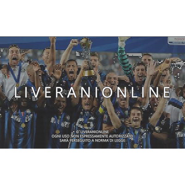 FIFA Club World Cup UAE 2010 Finale 1Á-2Á Posto Abu Dhabi (Emirati Arabi) Zayed Sports City - 18.12.2010 TP Mazembe Englebert-FC Inter Nella Foto:javier zanetti alza la coppa intercontinentale /Ph.Vitez-Ag. Aldo Liverani