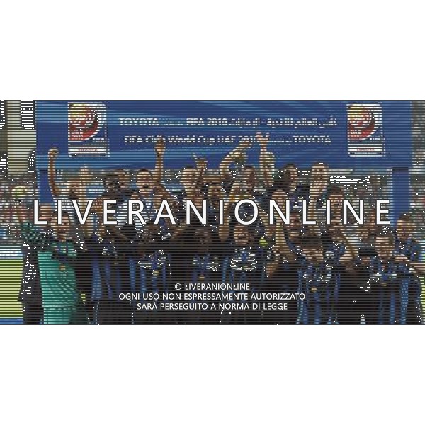 FIFA Club World Cup UAE 2010 Finale 1Á-2Á Posto Abu Dhabi (Emirati Arabi) Zayed Sports City - 18.12.2010 TP Mazembe Englebert-FC Inter Nella Foto:javier zanetti alza la coppa intercontinentale /Ph.Vitez-Ag. Aldo Liverani