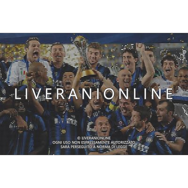 FIFA Club World Cup UAE 2010 Finale 1Á-2Á Posto Abu Dhabi (Emirati Arabi) Zayed Sports City - 18.12.2010 TP Mazembe Englebert-FC Inter Nella Foto:javier zanetti alza la coppa intercontinentale /Ph.Vitez-Ag. Aldo Liverani