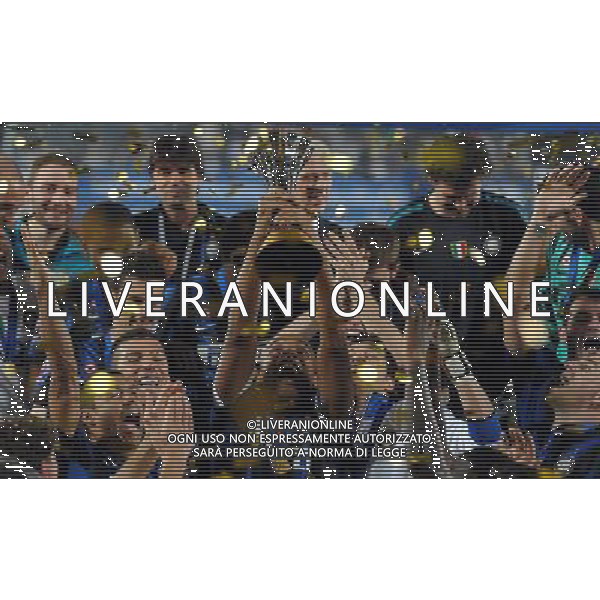 FIFA Club World Cup UAE 2010 Finale 1Á-2Á Posto Abu Dhabi (Emirati Arabi) Zayed Sports City - 18.12.2010 TP Mazembe Englebert-FC Inter Nella Foto:maicon alza la coppa intercontinentale /Ph.Vitez-Ag. Aldo Liverani