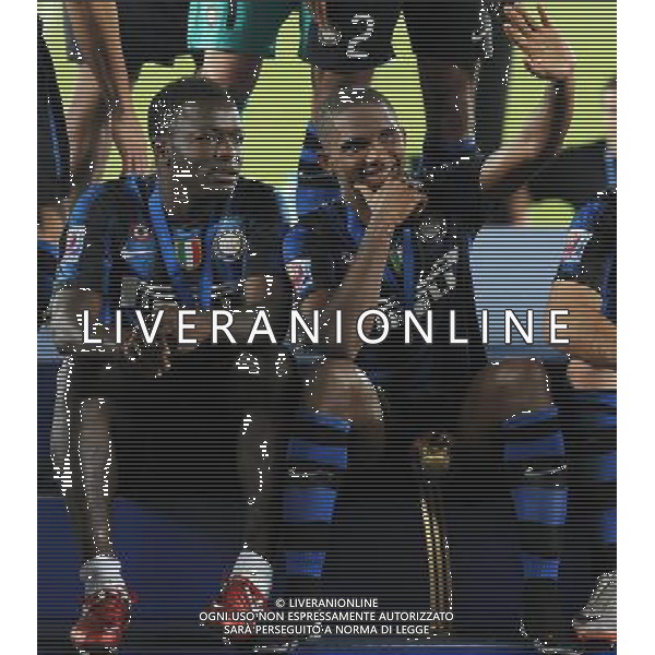 FIFA Club World Cup UAE 2010 Finale 1¡-2¡ Posto Abu Dhabi (Emirati Arabi) Zayed Sports City - 18.12.2010 TP Mazembe Englebert-FC Inter Nella Foto:eto\'o e muntari con la coppa /Ph.Vitez-Ag. Aldo Liverani