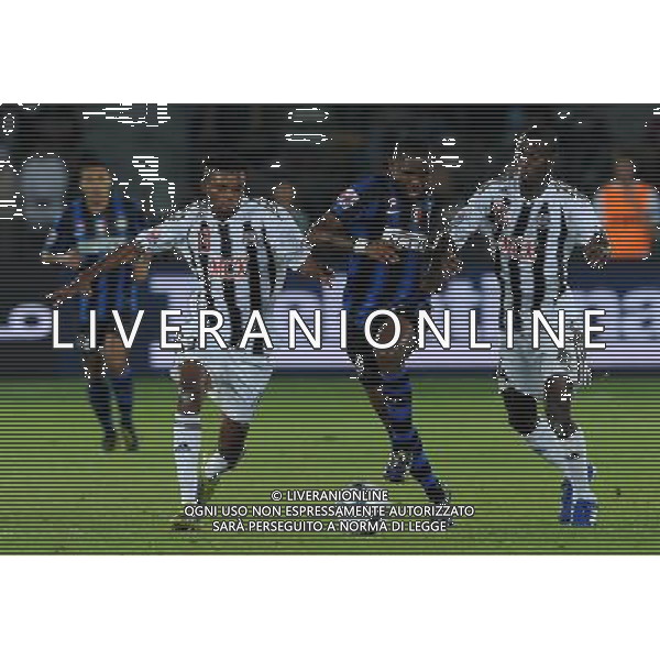 FIFA Club World Cup UAE 2010 Finale 1¡-2¡ Posto Abu Dhabi (Emirati Arabi) Zayed Sports City - 18.12.2010 TP Mazembe Englebert-FC Inter Nella Foto:eto\'o fra tre giocatori /Ph.Vitez-Ag. Aldo Liverani