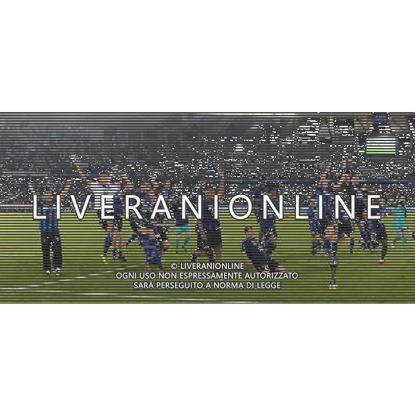 FIFA Club World Cup UAE 2010 Finale 1¡-2¡ Posto Abu Dhabi (Emirati Arabi) Zayed Sports City - 18.12.2010 TP Mazembe Englebert-FC Inter Nella Foto:la squadra esulta con la coppa /Ph.Vitez-Ag. Aldo Liverani