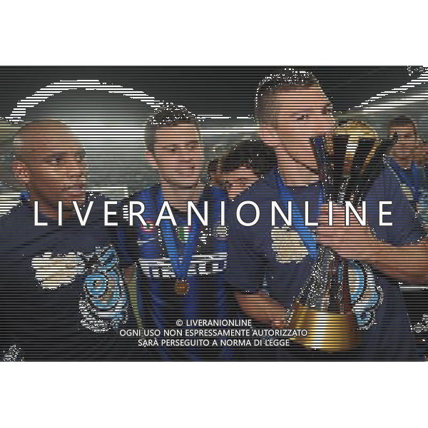 FIFA Club World Cup UAE 2010 Finale 1¡-2¡ Posto Abu Dhabi (Emirati Arabi) Zayed Sports City - 18.12.2010 TP Mazembe Englebert-FC Inter Nella Foto:lucio thiago motta e maicon con la coppa intercontinentale /Ph.Vitez-Ag. Aldo Liverani