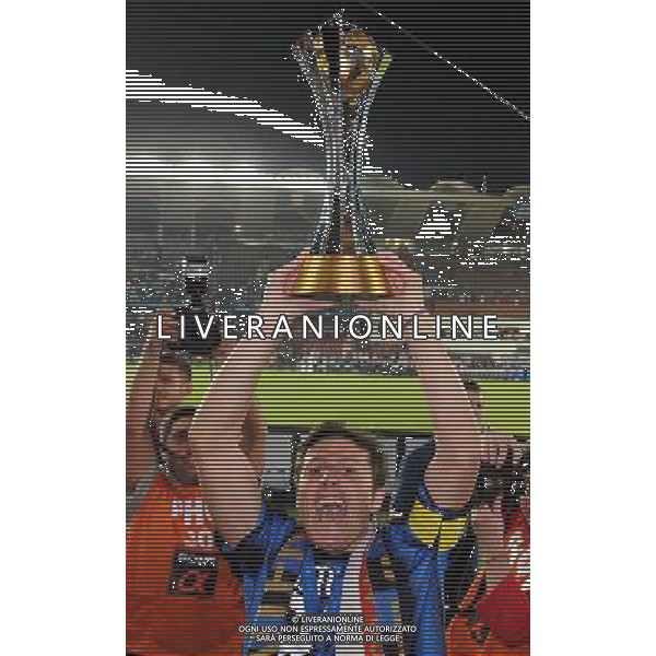 FIFA Club World Cup UAE 2010 Finale 1¡-2¡ Posto Abu Dhabi (Emirati Arabi) Zayed Sports City - 18.12.2010 TP Mazembe Englebert-FC Inter Nella Foto: javier zanetti con la coppa intercontinentale /Ph.Vitez-Ag. Aldo Liverani