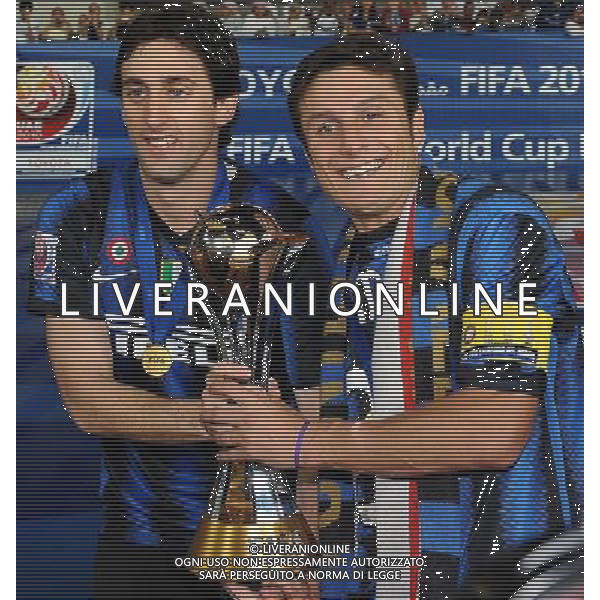 FIFA Club World Cup UAE 2010 Finale 1¡-2¡ Posto Abu Dhabi (Emirati Arabi) Zayed Sports City - 18.12.2010 TP Mazembe Englebert-FC Inter Nella Foto:zanetti e milito con la coppa intercontinentale /Ph.Vitez-Ag. Aldo Liverani