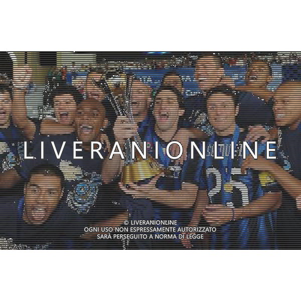 FIFA Club World Cup UAE 2010 Finale 1¡-2¡ Posto Abu Dhabi (Emirati Arabi) Zayed Sports City - 18.12.2010 TP Mazembe Englebert-FC Inter Nella Foto:milito zanetti maicon con la coppa intercontinentale /Ph.Vitez-Ag. Aldo Liverani