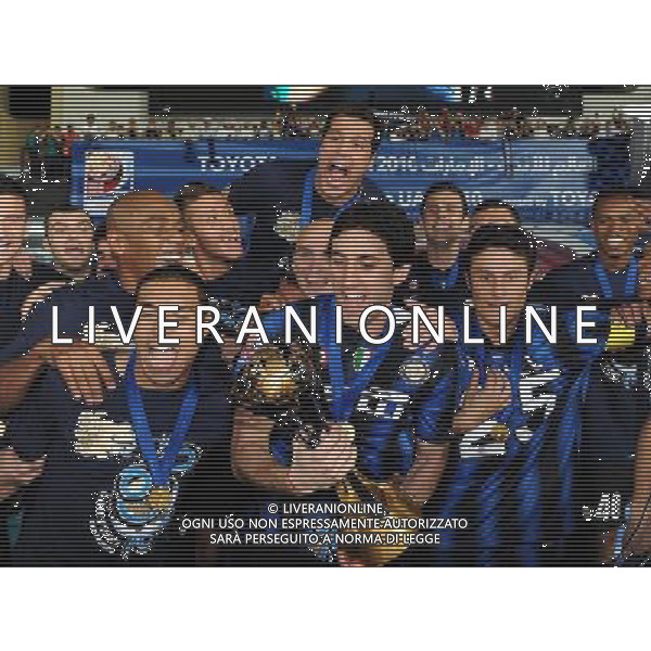 FIFA Club World Cup UAE 2010 Finale 1¡-2¡ Posto Abu Dhabi (Emirati Arabi) Zayed Sports City - 18.12.2010 TP Mazembe Englebert-FC Inter Nella Foto:milito zanetti julio cesar con la coppa intercontinentale /Ph.Vitez-Ag. Aldo Liverani