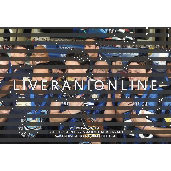 FIFA Club World Cup UAE 2010 Finale 1¡-2¡ Posto Abu Dhabi (Emirati Arabi) Zayed Sports City - 18.12.2010 TP Mazembe Englebert-FC Inter Nella Foto:milito con la coppa intercontinentale /Ph.Vitez-Ag. Aldo Liverani