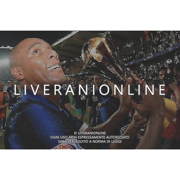 FIFA Club World Cup UAE 2010 Finale 1¡-2¡ Posto Abu Dhabi (Emirati Arabi) Zayed Sports City - 18.12.2010 TP Mazembe Englebert-FC Inter Nella Foto:maicon con la coppa intercontinentale /Ph.Vitez-Ag. Aldo Liverani