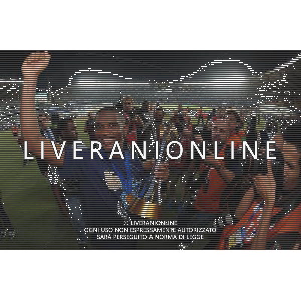 FIFA Club World Cup UAE 2010 Finale 1¡-2¡ Posto Abu Dhabi (Emirati Arabi) Zayed Sports City - 18.12.2010 TP Mazembe Englebert-FC Inter Nella Foto:eto\'o con la coppa intercontinentale /Ph.Vitez-Ag. Aldo Liverani