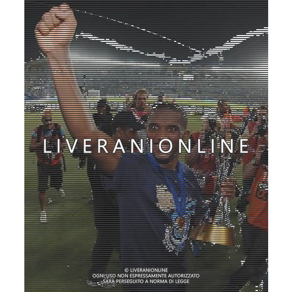 FIFA Club World Cup UAE 2010 Finale 1¡-2¡ Posto Abu Dhabi (Emirati Arabi) Zayed Sports City - 18.12.2010 TP Mazembe Englebert-FC Inter Nella Foto:eto\'o con la coppa intercontinentale /Ph.Vitez-Ag. Aldo Liverani