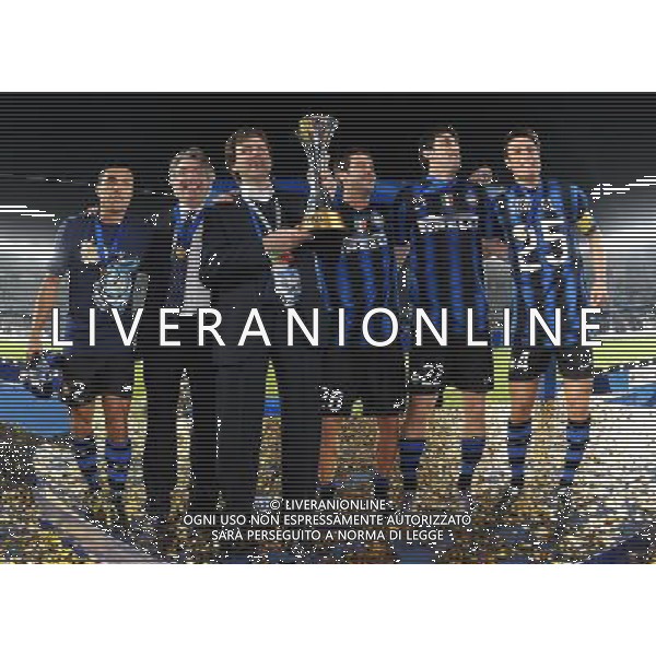 FIFA Club World Cup UAE 2010 Finale 1¡-2¡ Posto Abu Dhabi (Emirati Arabi) Zayed Sports City - 18.12.2010 TP Mazembe Englebert-FC Inter Nella Foto:massimo moratti con il figlio, cordoba-chivu-milito e zanetti con la coppa intercontinentale /Ph.Vitez-Ag. Aldo Liverani