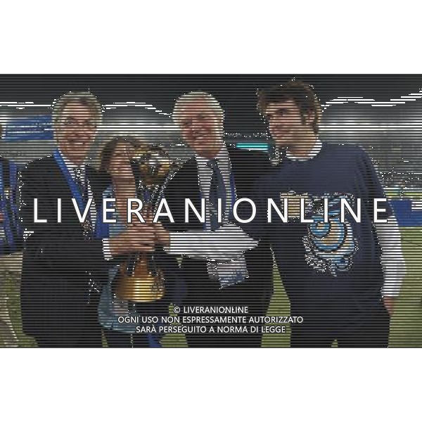 FIFA Club World Cup UAE 2010 Finale 1¡-2¡ Posto Abu Dhabi (Emirati Arabi) Zayed Sports City - 18.12.2010 TP Mazembe Englebert-FC Inter Nella Foto:massimo morattti con la moglie milly il figlio e marco tronchetti provera con la coppa intercontinentale /Ph.Vitez-Ag. Aldo Liverani