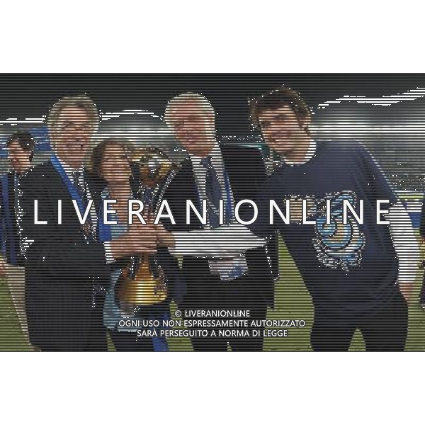 FIFA Club World Cup UAE 2010 Finale 1¡-2¡ Posto Abu Dhabi (Emirati Arabi) Zayed Sports City - 18.12.2010 TP Mazembe Englebert-FC Inter Nella Foto:massimo moratti la moglie milly il figlio e marco tronchetti provera con la coppa intercontinentale /Ph.Vitez-Ag. Aldo Liverani