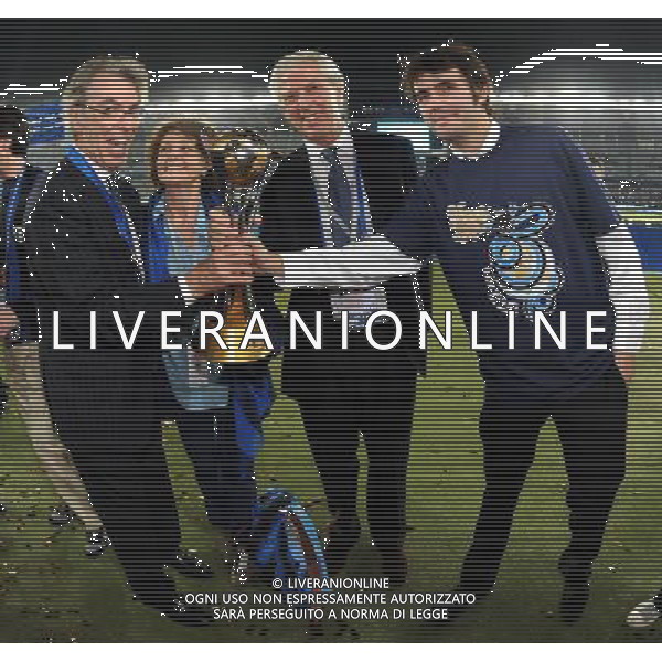 FIFA Club World Cup UAE 2010 Finale 1¡-2¡ Posto Abu Dhabi (Emirati Arabi) Zayed Sports City - 18.12.2010 TP Mazembe Englebert-FC Inter Nella Foto:massimo moratti la moglie il figlio e marco tronchetti provera con la coppa intercontinentale /Ph.Vitez-Ag. Aldo Liverani