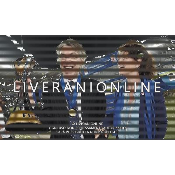FIFA Club World Cup UAE 2010 Finale 1¡-2¡ Posto Abu Dhabi (Emirati Arabi) Zayed Sports City - 18.12.2010 TP Mazembe Englebert-FC Inter Nella Foto:moratti e la moglie milly con la coppa intercontinentale /Ph.Vitez-Ag. Aldo Liverani