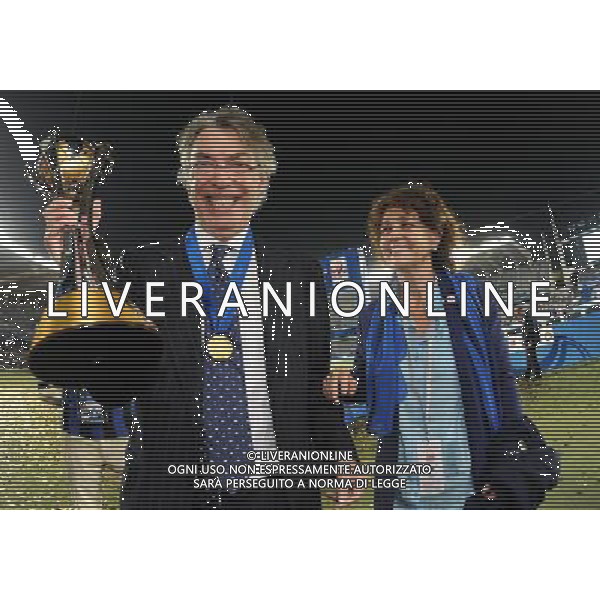 FIFA Club World Cup UAE 2010 Finale 1¡-2¡ Posto Abu Dhabi (Emirati Arabi) Zayed Sports City - 18.12.2010 TP Mazembe Englebert-FC Inter Nella Foto:massimo moratti e la moglie milly con la coppa intercontinentale /Ph.Vitez-Ag. Aldo Liverani