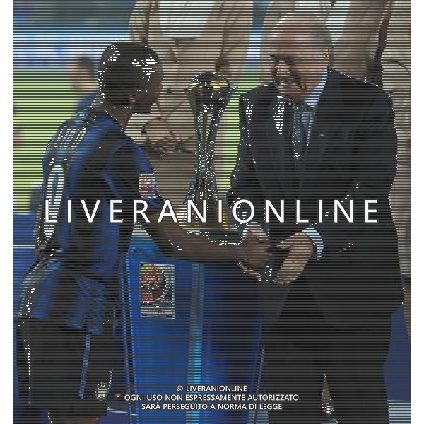 FIFA Club World Cup UAE 2010 Finale 1¡-2¡ Posto Abu Dhabi (Emirati Arabi) Zayed Sports City - 18.12.2010 TP Mazembe Englebert-FC Inter Nella Foto:Joseph Blatter-Samuel Eto\'o /Ph.Vitez-Ag. Aldo Liverani