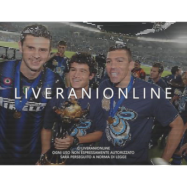 FIFA Club World Cup UAE 2010 Finale 1¡-2¡ Posto Abu Dhabi (Emirati Arabi) Zayed Sports City - 18.12.2010 TP Mazembe Englebert-FC Inter Nella Foto:Coutinho-Lucio -Thiago Motta con la coppa intercontinentale /Ph.Vitez-Ag. Aldo Liverani