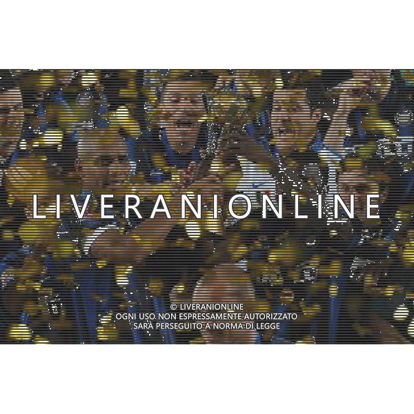 FIFA Club World Cup UAE 2010 Finale 1¡-2¡ Posto Abu Dhabi (Emirati Arabi) Zayed Sports City - 18.12.2010 TP Mazembe Englebert-FC Inter Nella Foto:Maicon con la coppa intercontinentale /Ph.Vitez-Ag. Aldo Liverani