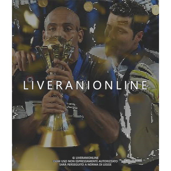 FIFA Club World Cup UAE 2010 Finale 1¡-2¡ Posto Abu Dhabi (Emirati Arabi) Zayed Sports City - 18.12.2010 TP Mazembe Englebert-FC Inter Nella Foto:Maicon con la coppa intercontinentale /Ph.Vitez-Ag. Aldo Liverani