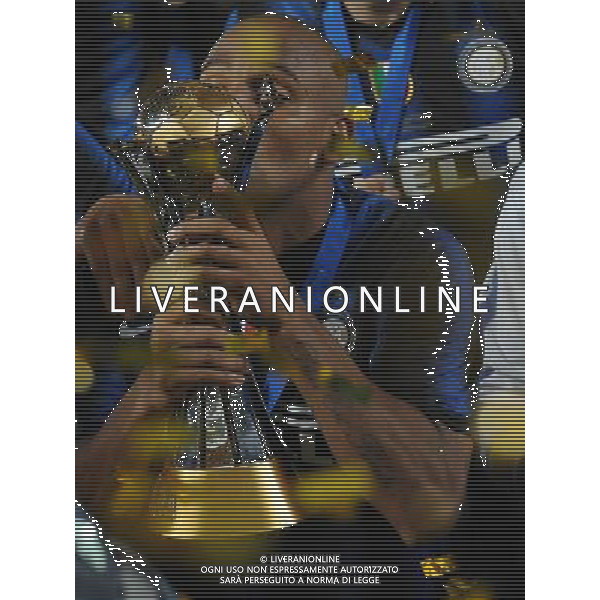 FIFA Club World Cup UAE 2010 Finale 1¡-2¡ Posto Abu Dhabi (Emirati Arabi) Zayed Sports City - 18.12.2010 TP Mazembe Englebert-FC Inter Nella Foto:Maicon con la coppa intercontinentale /Ph.Vitez-Ag. Aldo Liverani