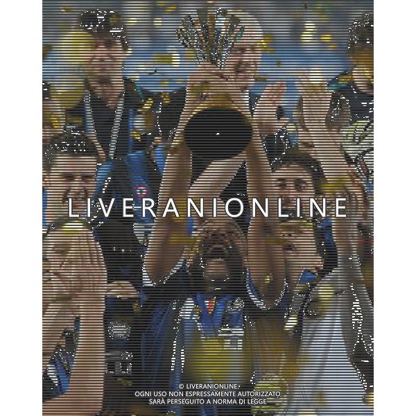 FIFA Club World Cup UAE 2010 Finale 1¡-2¡ Posto Abu Dhabi (Emirati Arabi) Zayed Sports City - 18.12.2010 TP Mazembe Englebert-FC Inter Nella Foto:Maicon con la coppa intercontinentale /Ph.Vitez-Ag. Aldo Liverani
