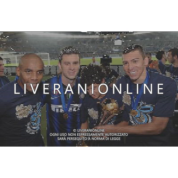 FIFA Club World Cup UAE 2010 Finale 1¡-2¡ Posto Abu Dhabi (Emirati Arabi) Zayed Sports City - 18.12.2010 TP Mazembe Englebert-FC Inter Nella Foto:Maicon-Thiago Motta-Coutinho-Lucio con la coppa /Ph.Vitez-Ag. Aldo Liverani
