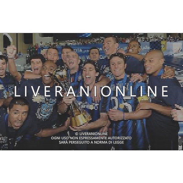 FIFA Club World Cup UAE 2010 Finale 1¡-2¡ Posto Abu Dhabi (Emirati Arabi) Zayed Sports City - 18.12.2010 TP Mazembe Englebert-FC Inter Nella Foto:Diego MIliti-Javier Zanetti-Maicon-Ivan Ramiro Cordoba-Julio Cesar con la coppa intercontinentale /Ph.Vitez-Ag. Aldo Liverani