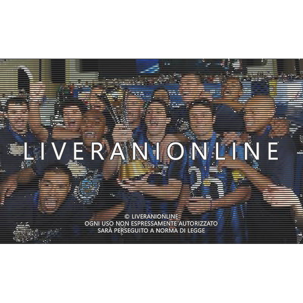 FIFA Club World Cup UAE 2010 Finale 1¡-2¡ Posto Abu Dhabi (Emirati Arabi) Zayed Sports City - 18.12.2010 TP Mazembe Englebert-FC Inter Nella Foto:Diego MIliti-Javier Zanetti-Maicon-Ivan Ramiro Cordoba-Julio Cesar con la coppa intercontinentale /Ph.Vitez-Ag. Aldo Liverani