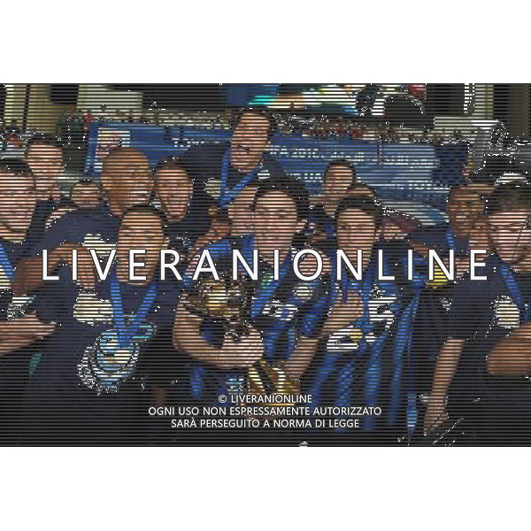 FIFA Club World Cup UAE 2010 Finale 1¡-2¡ Posto Abu Dhabi (Emirati Arabi) Zayed Sports City - 18.12.2010 TP Mazembe Englebert-FC Inter Nella Foto:Diego MIliti-Javier Zanetti-Maicon-Ivan Ramiro Cordoba-Julio Cesar con la coppa intercontinentale /Ph.Vitez-Ag. Aldo Liverani