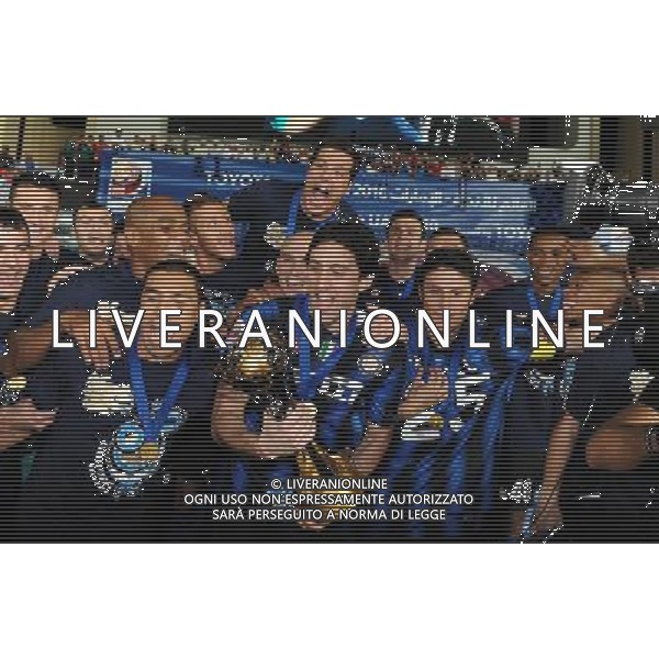 FIFA Club World Cup UAE 2010 Finale 1¡-2¡ Posto Abu Dhabi (Emirati Arabi) Zayed Sports City - 18.12.2010 TP Mazembe Englebert-FC Inter Nella Foto:Diego MIliti-Javier Zanetti-Maicon-Ivan Ramiro Cordoba-Julio Cesar con la coppa intercontinentale /Ph.Vitez-Ag. Aldo Liverani