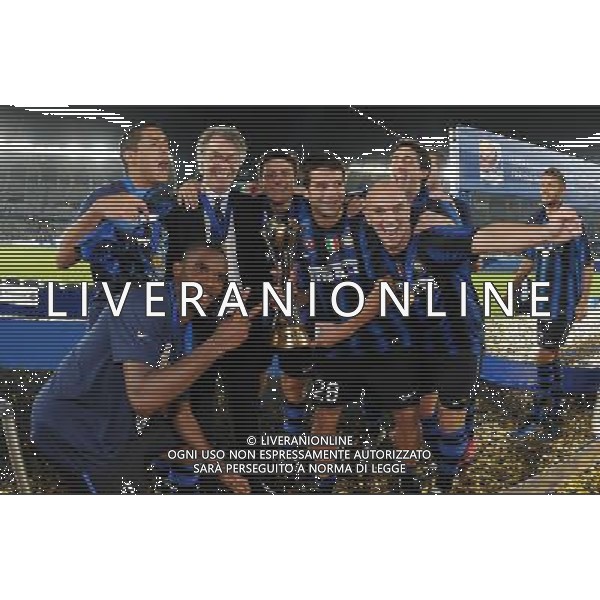 FIFA Club World Cup UAE 2010 Finale 1¡-2¡ Posto Abu Dhabi (Emirati Arabi) Zayed Sports City - 18.12.2010 TP Mazembe Englebert-FC Inter Nella Foto:Diego Milito-Massimo Moratti-Javier ZAnetti-Samuel Eto\'o-Ivan Ramiro Cordoba-Cristian Chivu-Esteban Cambiasso-Julio Cesar con la coppa intercontinentale /Ph.Vitez-Ag. Aldo Liverani