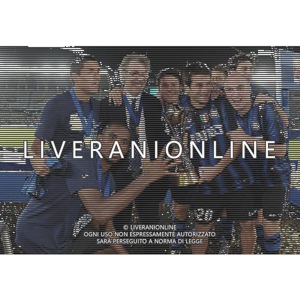 FIFA Club World Cup UAE 2010 Finale 1¡-2¡ Posto Abu Dhabi (Emirati Arabi) Zayed Sports City - 18.12.2010 TP Mazembe Englebert-FC Inter Nella Foto:Diego Milito-Massimo Moratti-Javier ZAnetti-Samuel Eto\'o-Ivan Ramiro Cordoba-Cristian Chivu-Esteban Cambiasso-Julio Cesar con la coppa intercontinentale /Ph.Vitez-Ag. Aldo Liverani