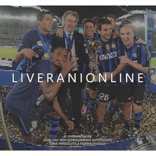 FIFA Club World Cup UAE 2010 Finale 1¡-2¡ Posto Abu Dhabi (Emirati Arabi) Zayed Sports City - 18.12.2010 TP Mazembe Englebert-FC Inter Nella Foto:Diego Milito-Massimo Moratti-Javier ZAnetti-Samuel Eto\'o-Ivan Ramiro Cordoba-Cristian Chivu-Esteban Cambiasso-Julio Cesar con la coppa intercontinentale /Ph.Vitez-Ag. Aldo Liverani