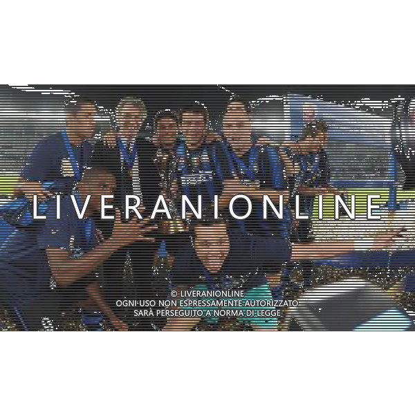 FIFA Club World Cup UAE 2010 Finale 1¡-2¡ Posto Abu Dhabi (Emirati Arabi) Zayed Sports City - 18.12.2010 TP Mazembe Englebert-FC Inter Nella Foto:Diego Milito-Massimo Moratti-Javier ZAnetti-Samuel Eto\'o-Ivan Ramiro Cordoba-Cristian Chivu-Esteban Cambiasso-Julio Cesar con la coppa intercontinentale /Ph.Vitez-Ag. Aldo Liverani