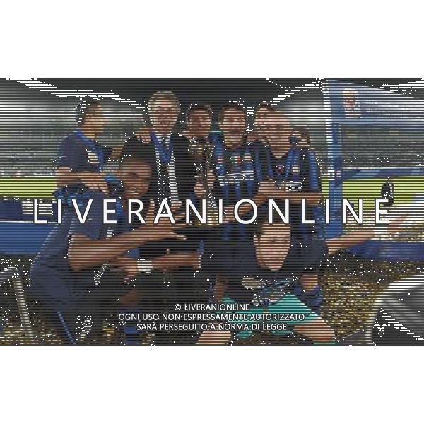 FIFA Club World Cup UAE 2010 Finale 1¡-2¡ Posto Abu Dhabi (Emirati Arabi) Zayed Sports City - 18.12.2010 TP Mazembe Englebert-FC Inter Nella Foto:Diego Milito-Massimo Moratti-Javier ZAnetti-Samuel Eto\'o-Ivan Ramiro Cordoba-Cristian Chivu-Esteban Cambiasso-Julio Cesar con la coppa intercontinentale /Ph.Vitez-Ag. Aldo Liverani