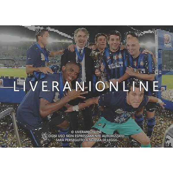 FIFA Club World Cup UAE 2010 Finale 1¡-2¡ Posto Abu Dhabi (Emirati Arabi) Zayed Sports City - 18.12.2010 TP Mazembe Englebert-FC Inter Nella Foto:Diego Milito-Massimo Moratti-Javier ZAnetti-Samuel Eto\'o-Ivan Ramiro Cordoba-Cristian Chivu-Esteban Cambiasso-Julio Cesar con la coppa intercontinentale /Ph.Vitez-Ag. Aldo Liverani