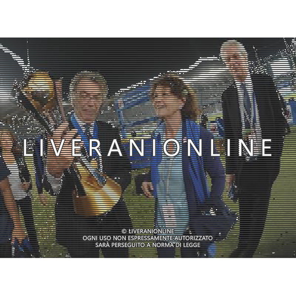 FIFA Club World Cup UAE 2010 Finale 1¡-2¡ Posto Abu Dhabi (Emirati Arabi) Zayed Sports City - 18.12.2010 TP Mazembe Englebert-FC Inter Nella Foto:Massimo Moratti-Emilia Bossi-Tronchetti Provera con la coppa intercontinentale /Ph.Vitez-Ag. Aldo Liverani