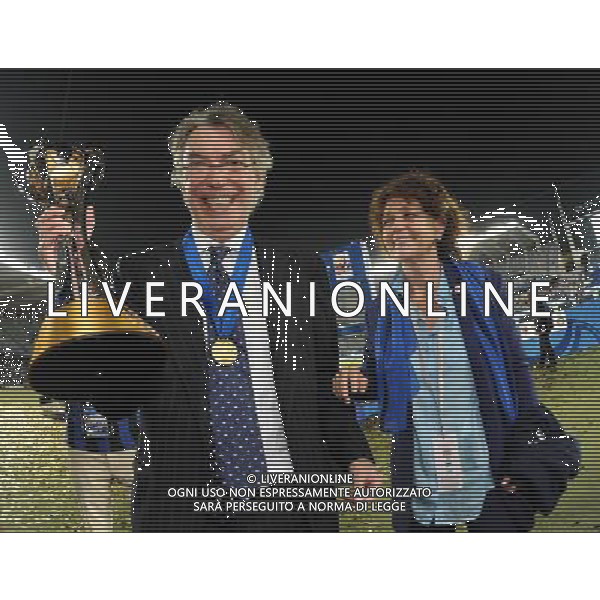 FIFA Club World Cup UAE 2010 Finale 1¡-2¡ Posto Abu Dhabi (Emirati Arabi) Zayed Sports City - 18.12.2010 TP Mazembe Englebert-FC Inter Nella Foto:Massimo Moratti-Emilia Bossi con la coppa intercontinentale /Ph.Vitez-Ag. Aldo Liverani