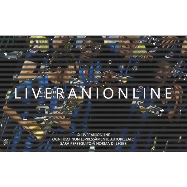 FIFA Club World Cup UAE 2010 Finale 1¡-2¡ Posto Abu Dhabi (Emirati Arabi) Zayed Sports City - 18.12.2010 TP Mazembe Englebert-FC Inter Nella Foto:Premiazione Javier Zanetti con la coppa intercontinentale /Ph.Vitez-Ag. Aldo Liverani