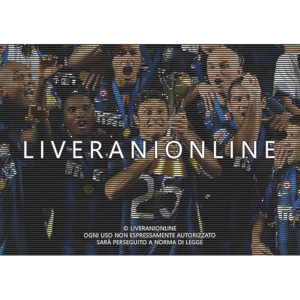 FIFA Club World Cup UAE 2010 Finale 1¡-2¡ Posto Abu Dhabi (Emirati Arabi) Zayed Sports City - 18.12.2010 TP Mazembe Englebert-FC Inter Nella Foto:Premiazione Javier Zanetti con la coppa intercontinentale /Ph.Vitez-Ag. Aldo Liverani